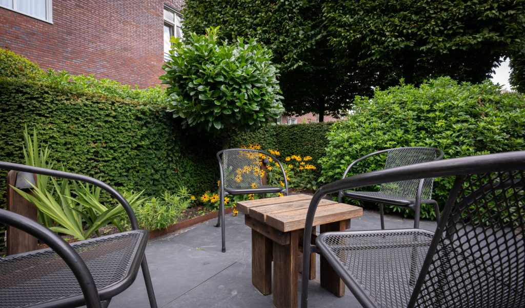 onderhoudsvriendelijke tuin met grote tegels en siergrassen